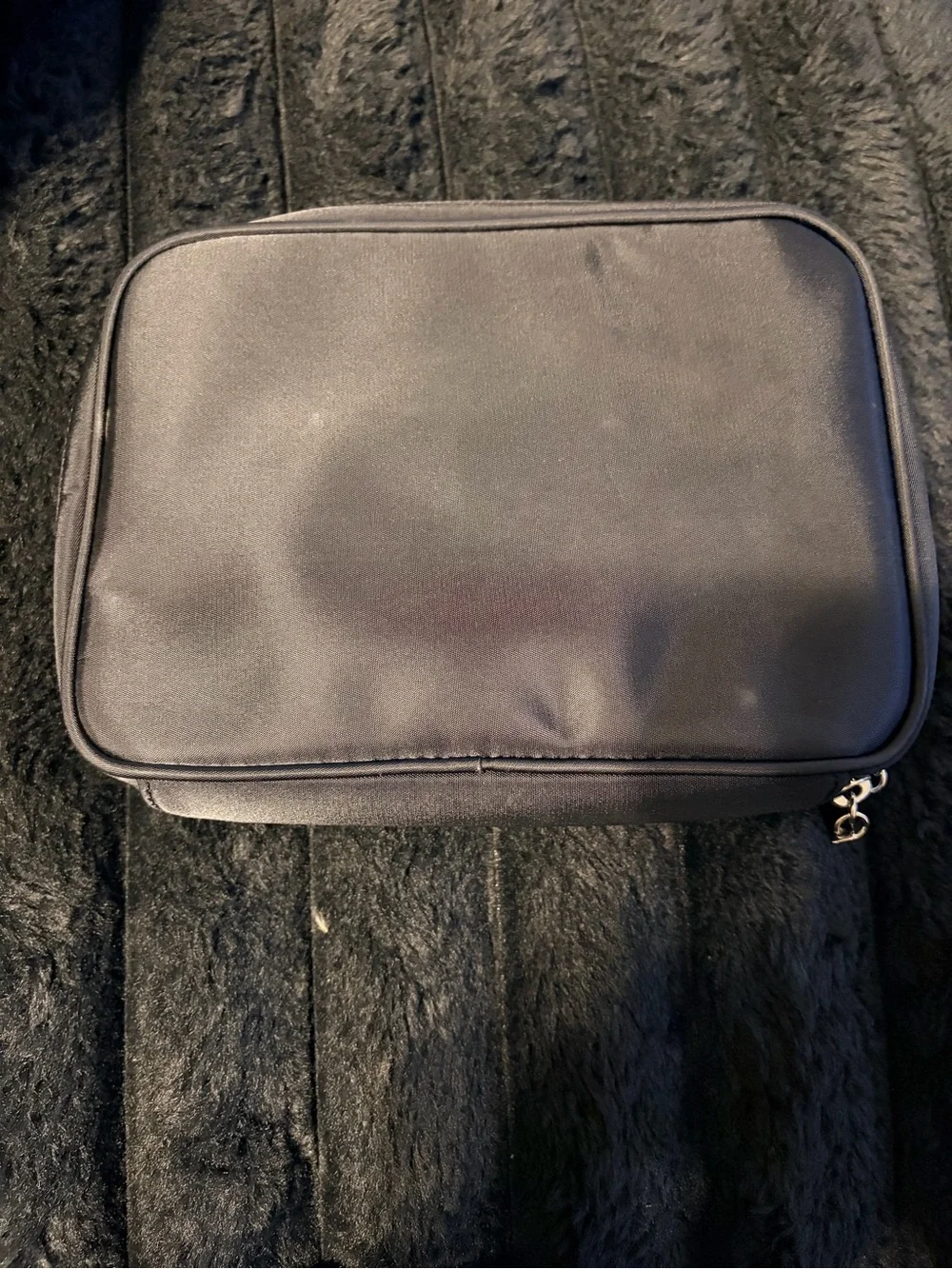 Guess sleek makeup